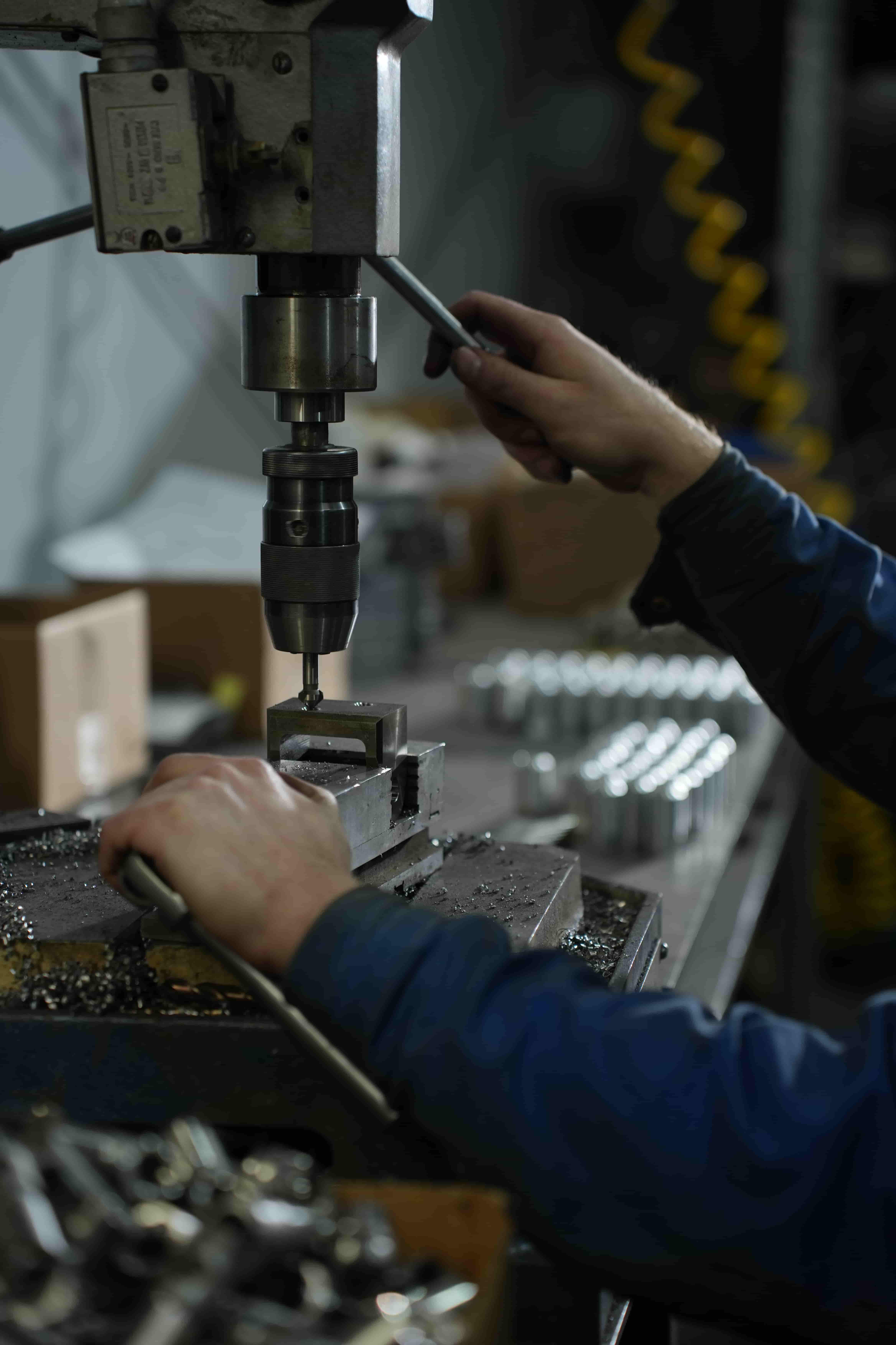 Специалист работает за станком Специалист работает за станком